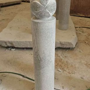 内蒙古 芝麻白花岗岩石材挡车石柱、停车柱、圆柱挡车柱、方柱挡车柱等