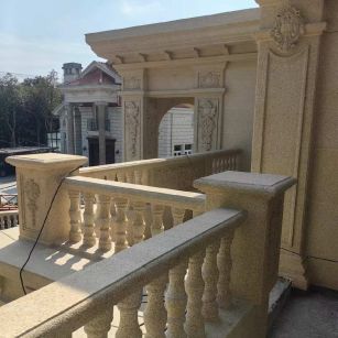 内蒙古 黄金麻别墅外墙干挂雕花配合阳台栏杆花瓶柱