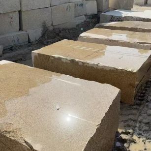 内蒙古 黄金麻方料堆场洗料分选中，原材料充足