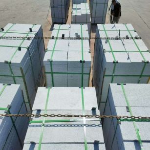 内蒙古 芝麻白花岗岩5公分地铺石 花岗岩厂家工厂装车日常