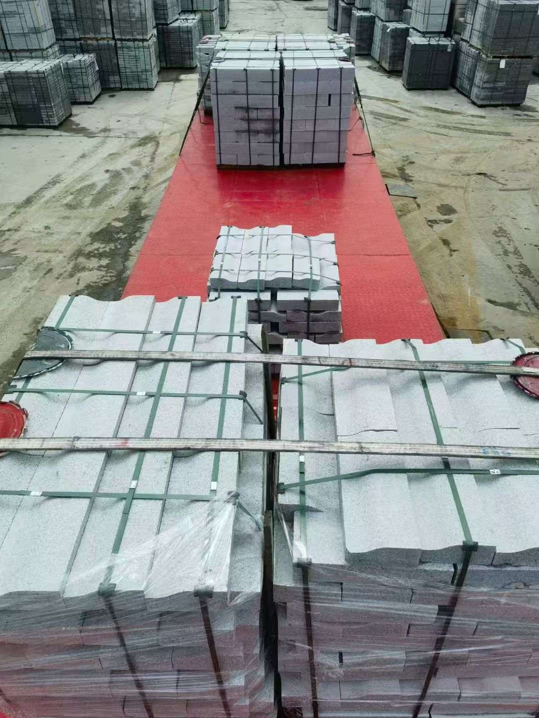 内蒙古 芝麻白仿形加直形路沿石出货日常