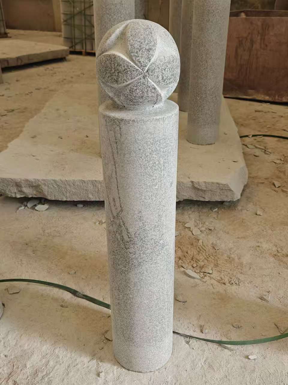 内蒙古 芝麻白花岗岩石材挡车石柱、停车柱、圆柱挡车柱、方柱挡车柱等