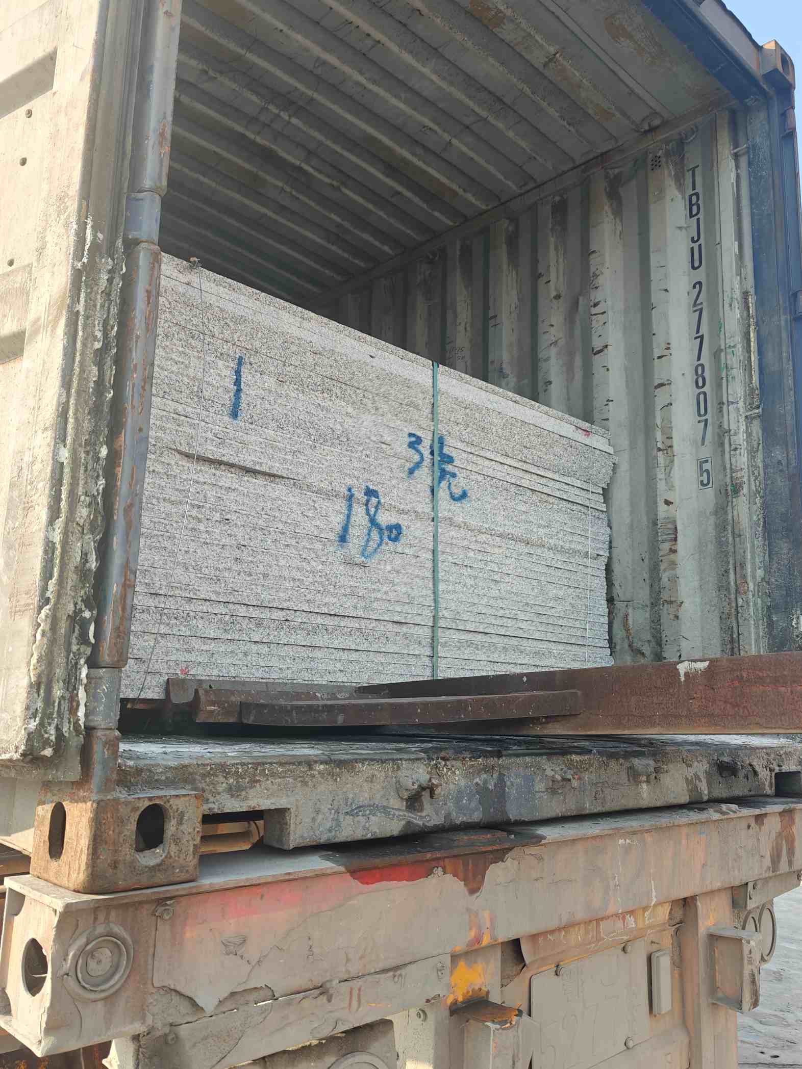 内蒙古 芝麻白花岗岩石材3.0公分光面毛板装柜出货