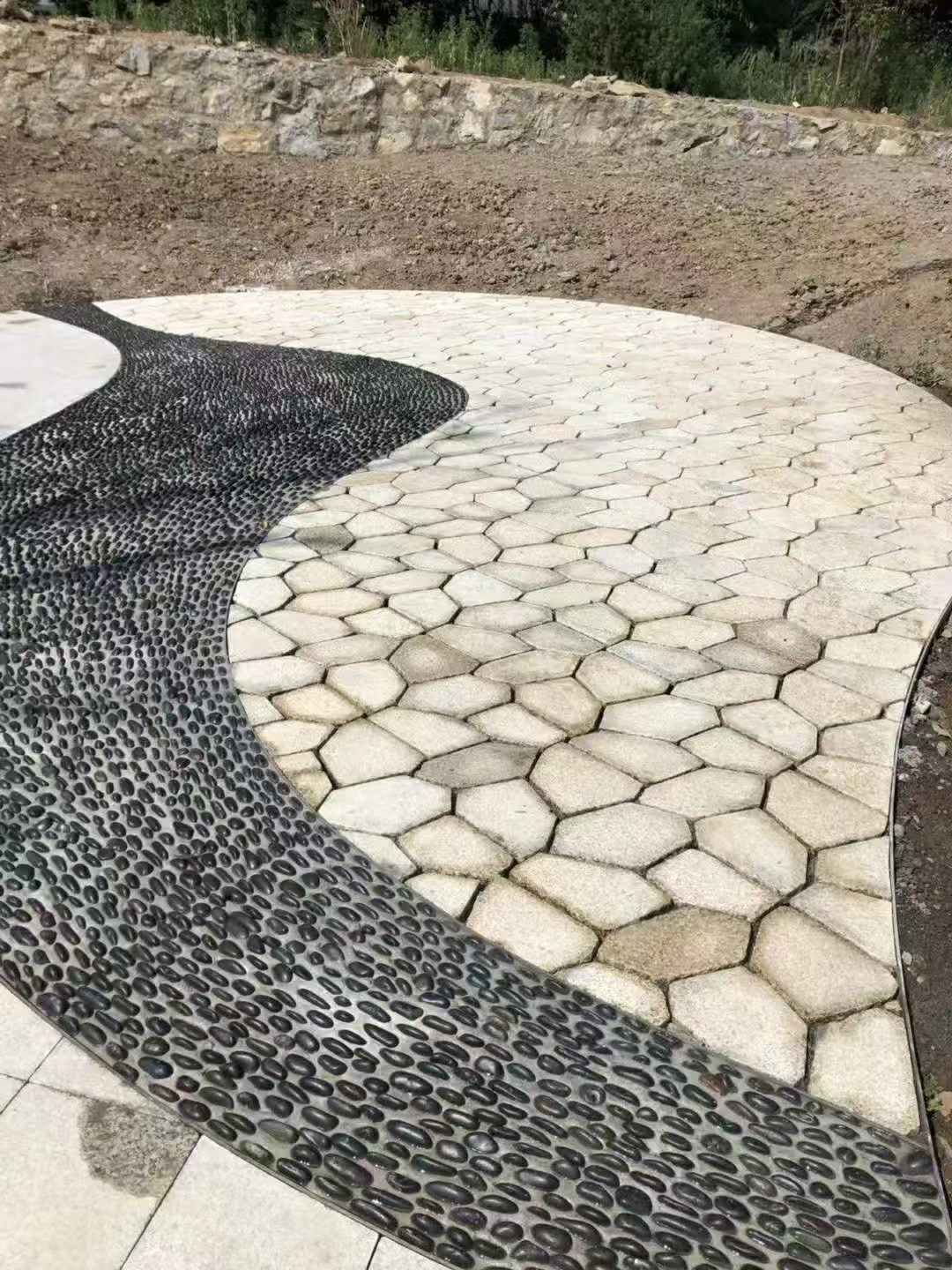 内蒙古 黄金麻冰裂纹地铺石工地铺装案例