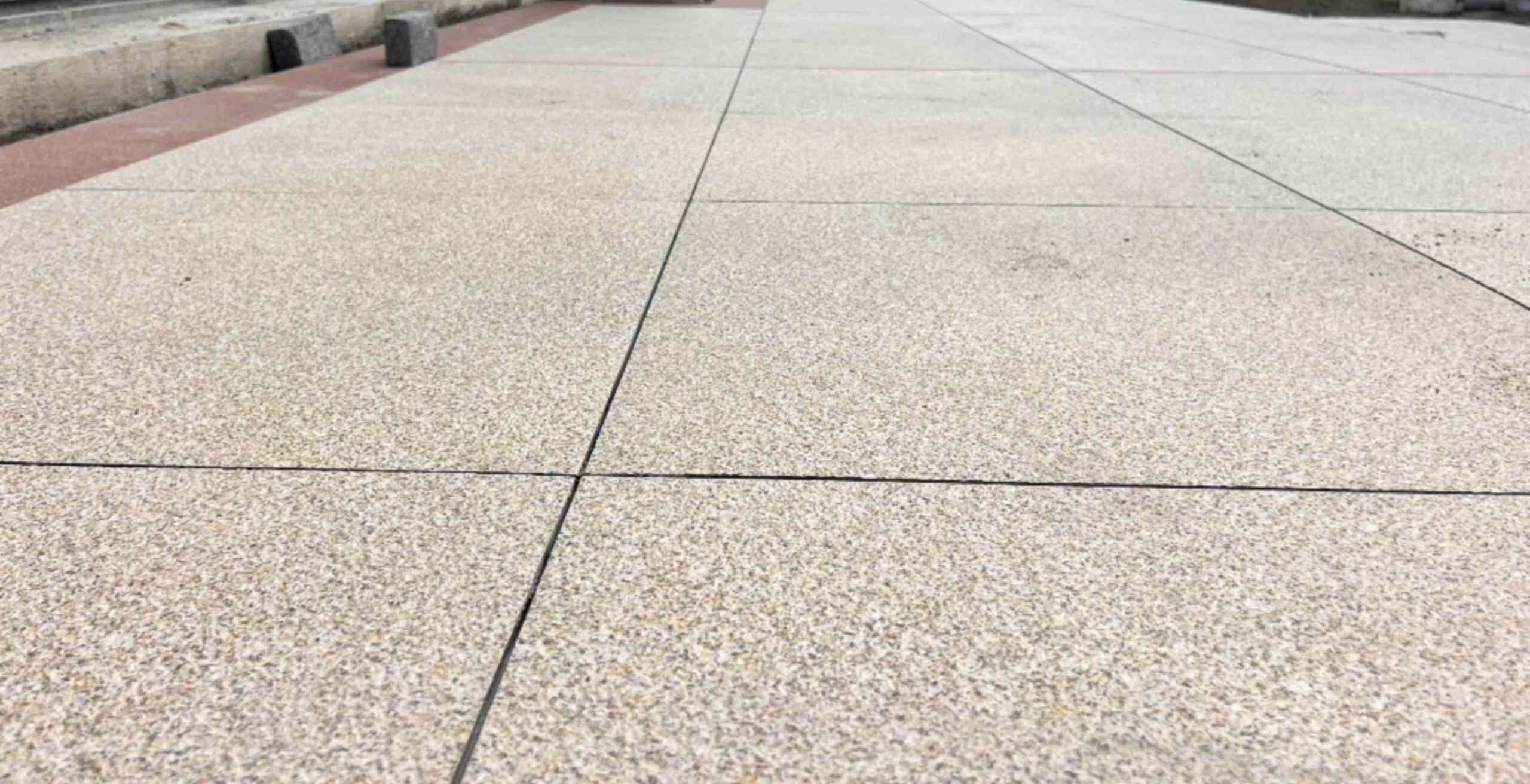 内蒙古 黄金麻花岗岩石板材荔枝面地面铺装效果