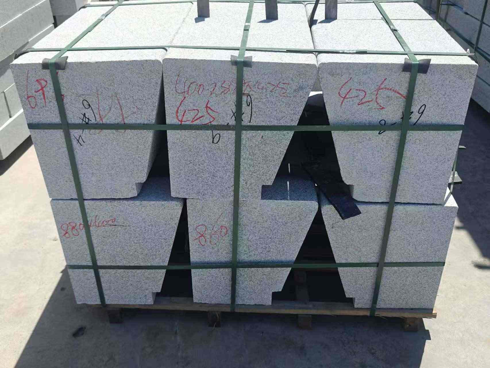 内蒙古 芝麻白异形坐凳，石凳