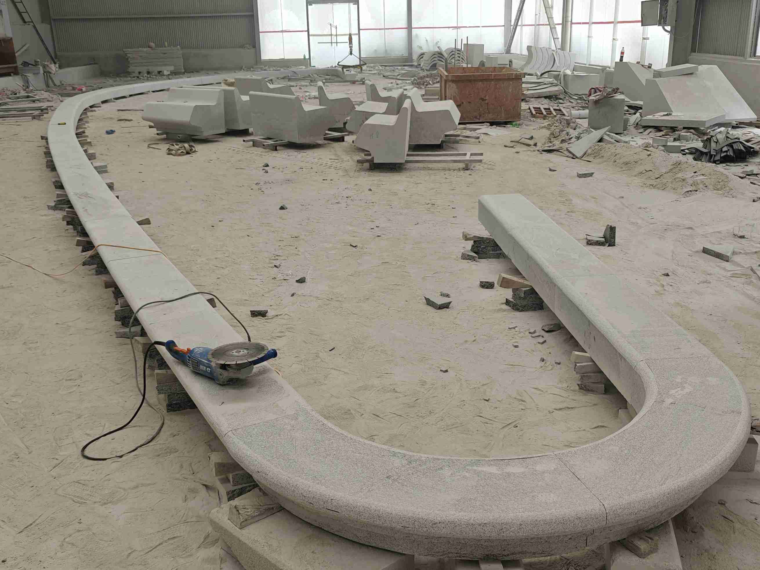 内蒙古 芝麻白花岗岩弧形花坛石，坐凳石