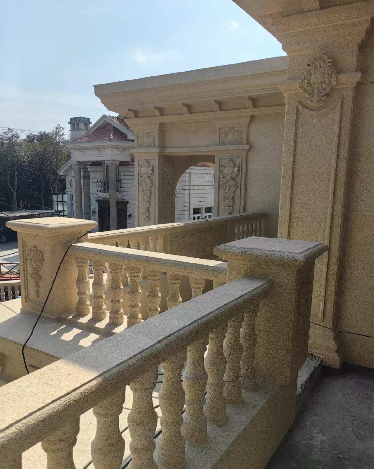 内蒙古 黄金麻别墅外墙干挂雕花配合阳台栏杆花瓶柱