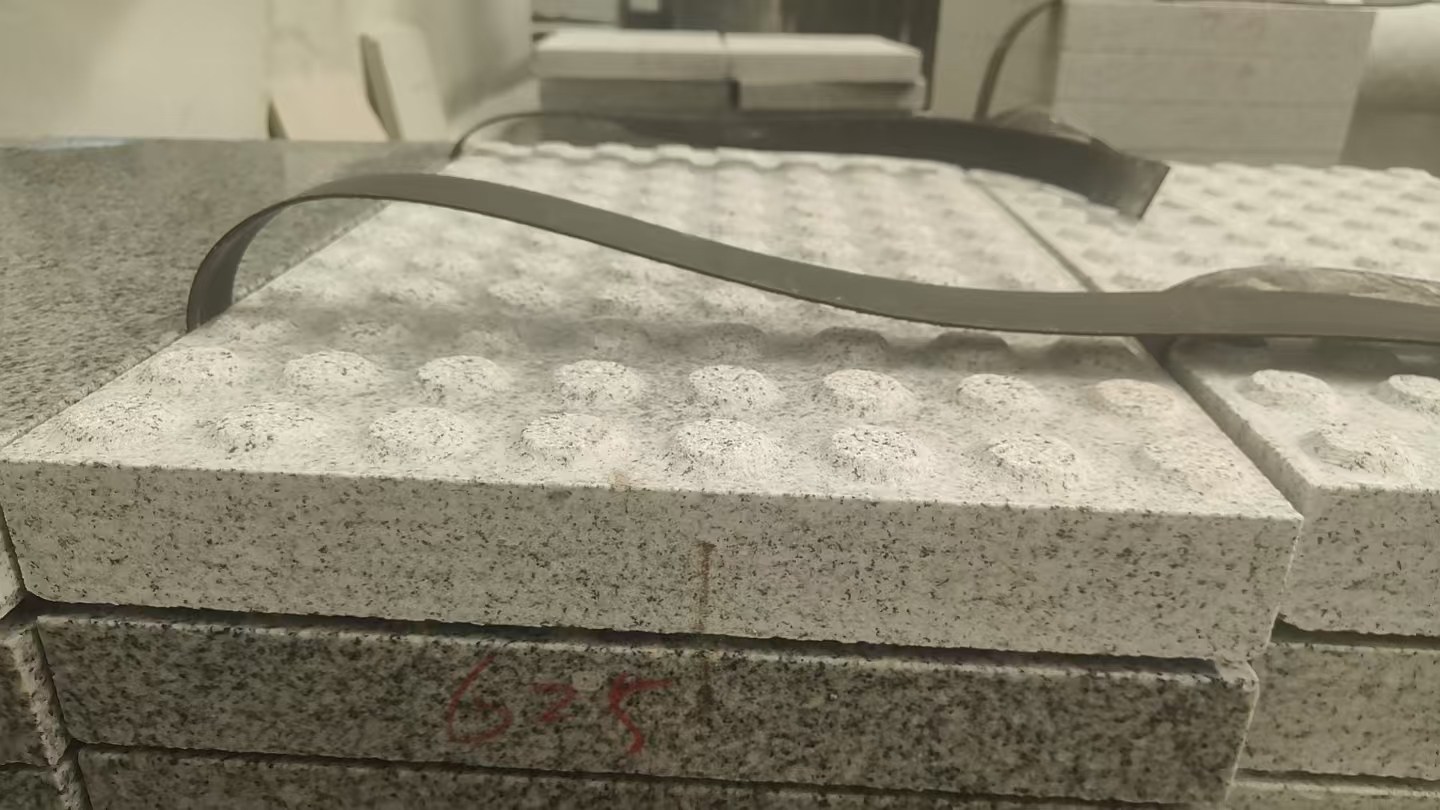 内蒙古 芝麻白花岗岩6.0公分荔枝面五轴加工雕刻盲点