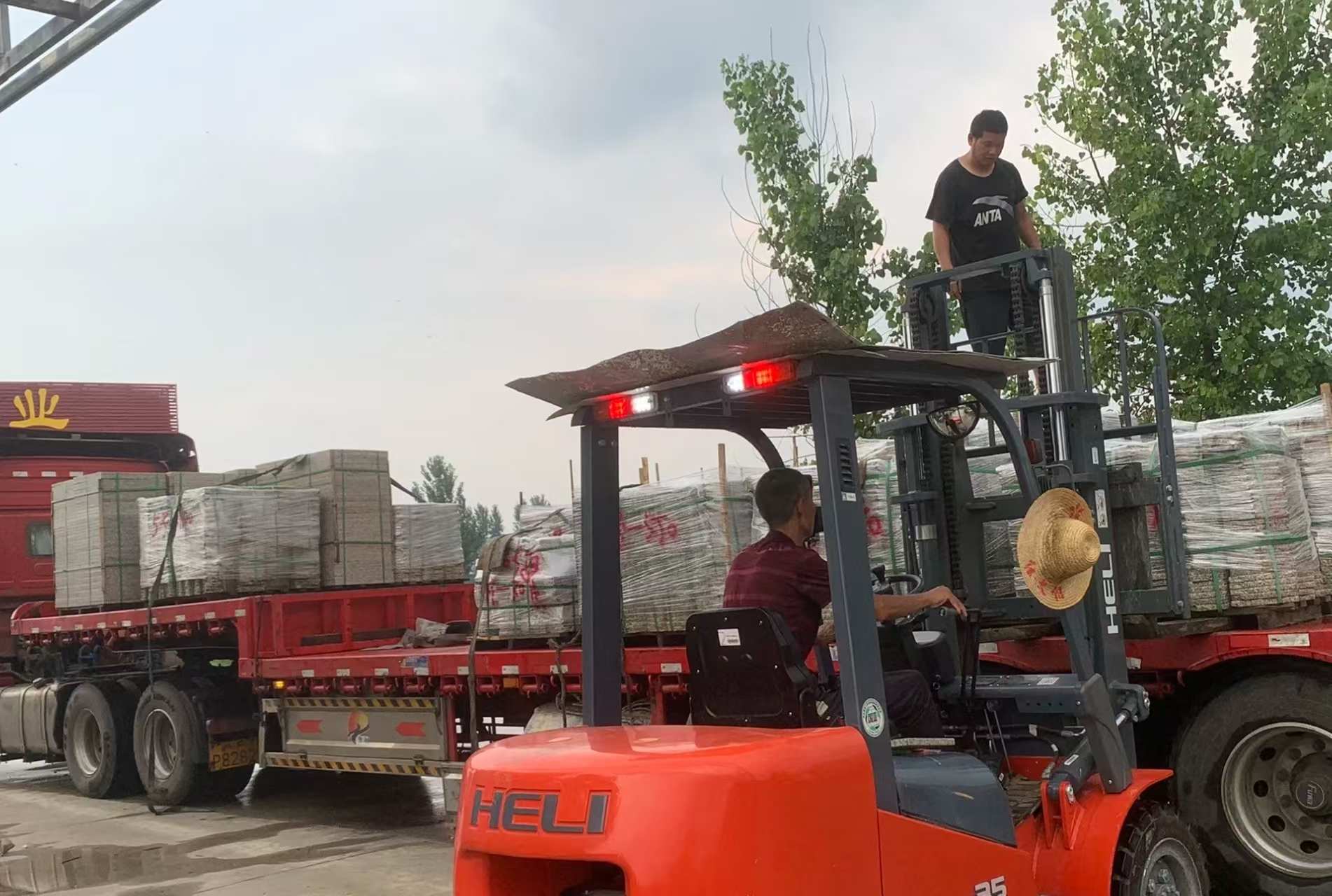 内蒙古 黄金麻冰裂纹，地铺石装车