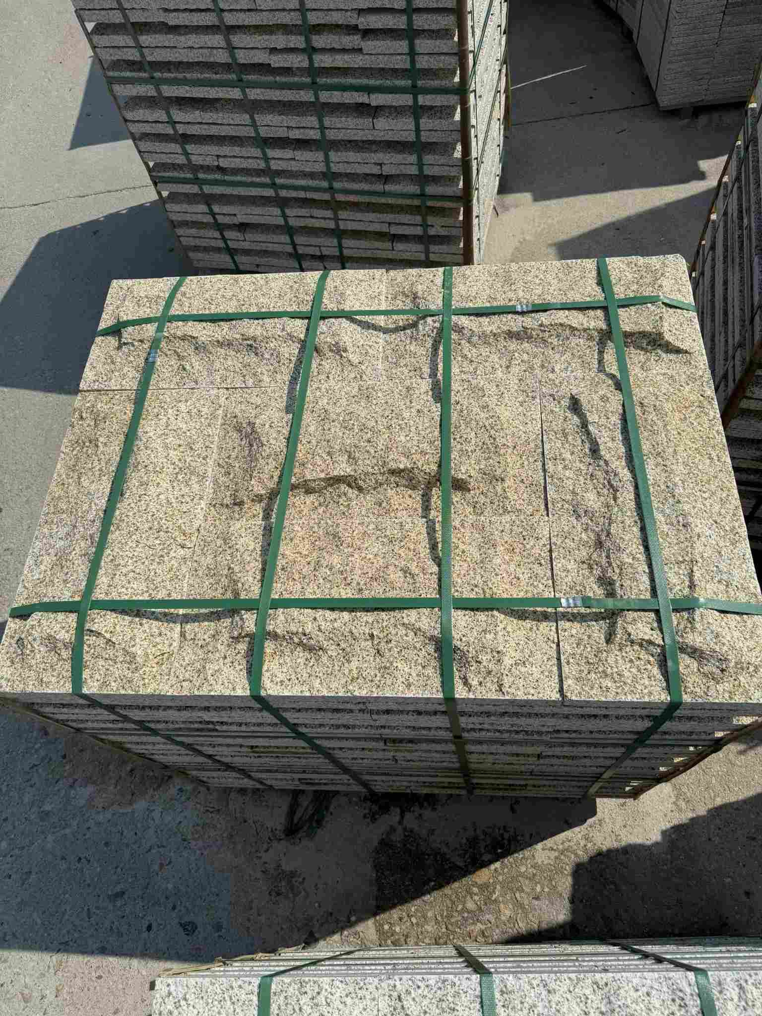 内蒙古 黄金麻花岗岩石材自然面蘑菇石成品