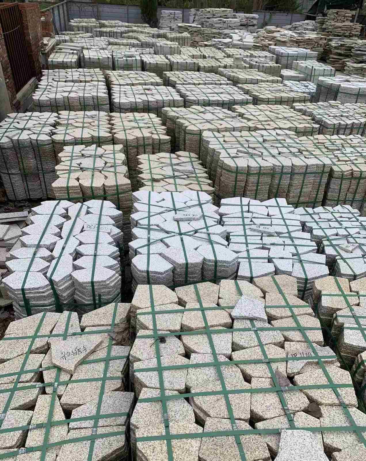 内蒙古 黄金麻白麻花岗岩荔枝面地铺石(冰裂纹)