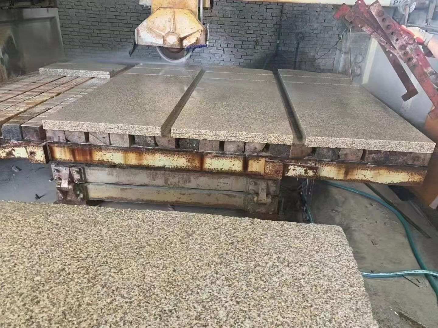 内蒙古 黄金麻荔枝面成品板加工