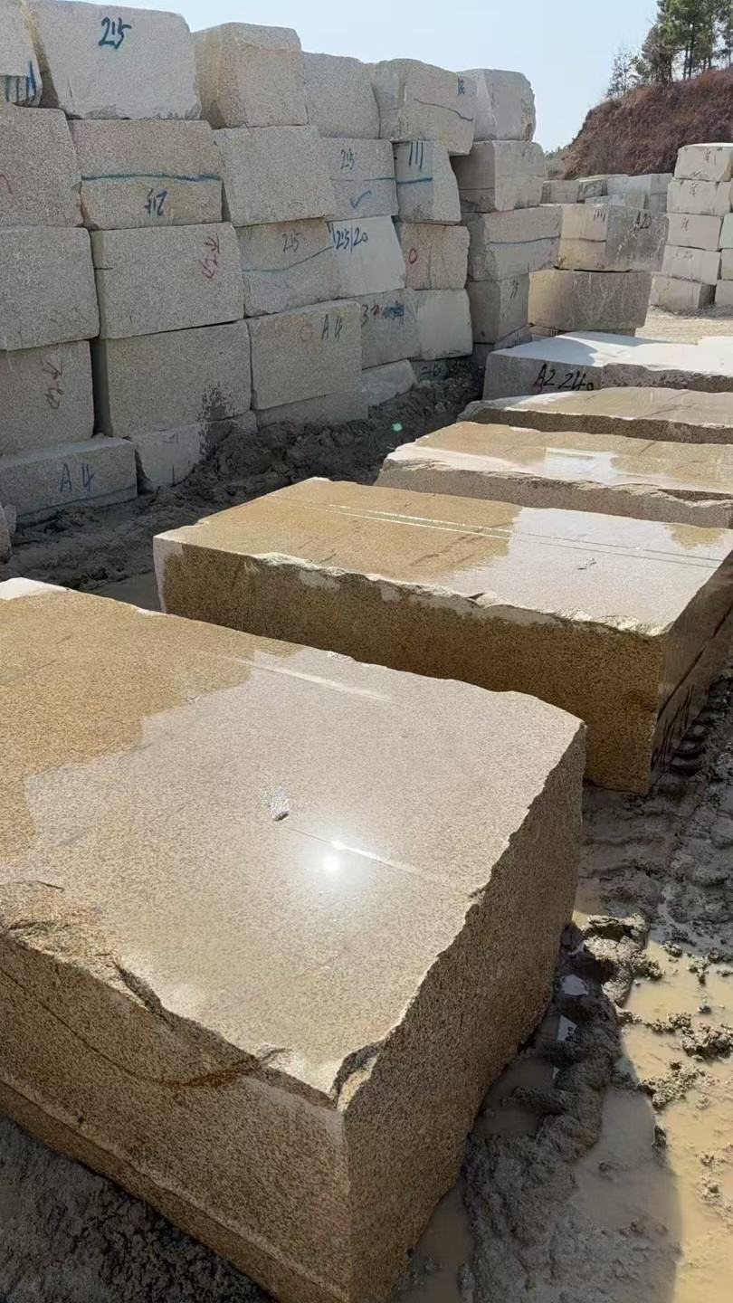 内蒙古 黄金麻方料堆场洗料分选中，原材料充足