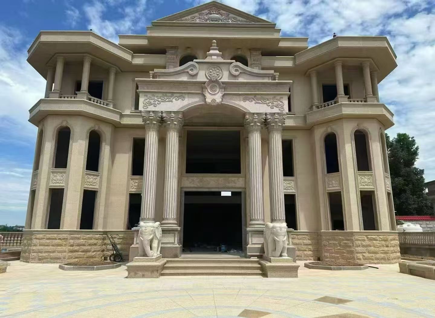 内蒙古 黄金麻别墅外墙干挂，大柱，大象，蘑菇石，雕花板