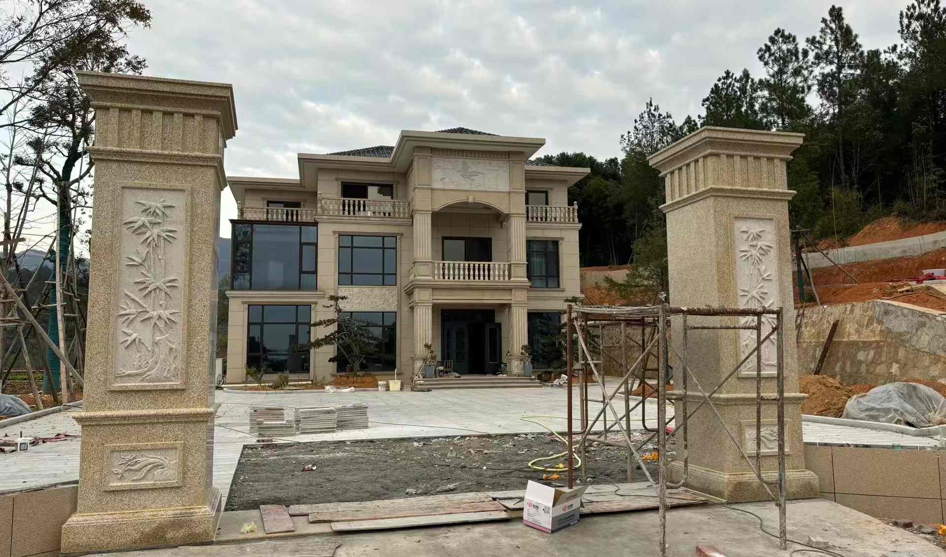 内蒙古 黄金麻花岗岩别墅雕花外墙干挂配上门口雕花罗马柱