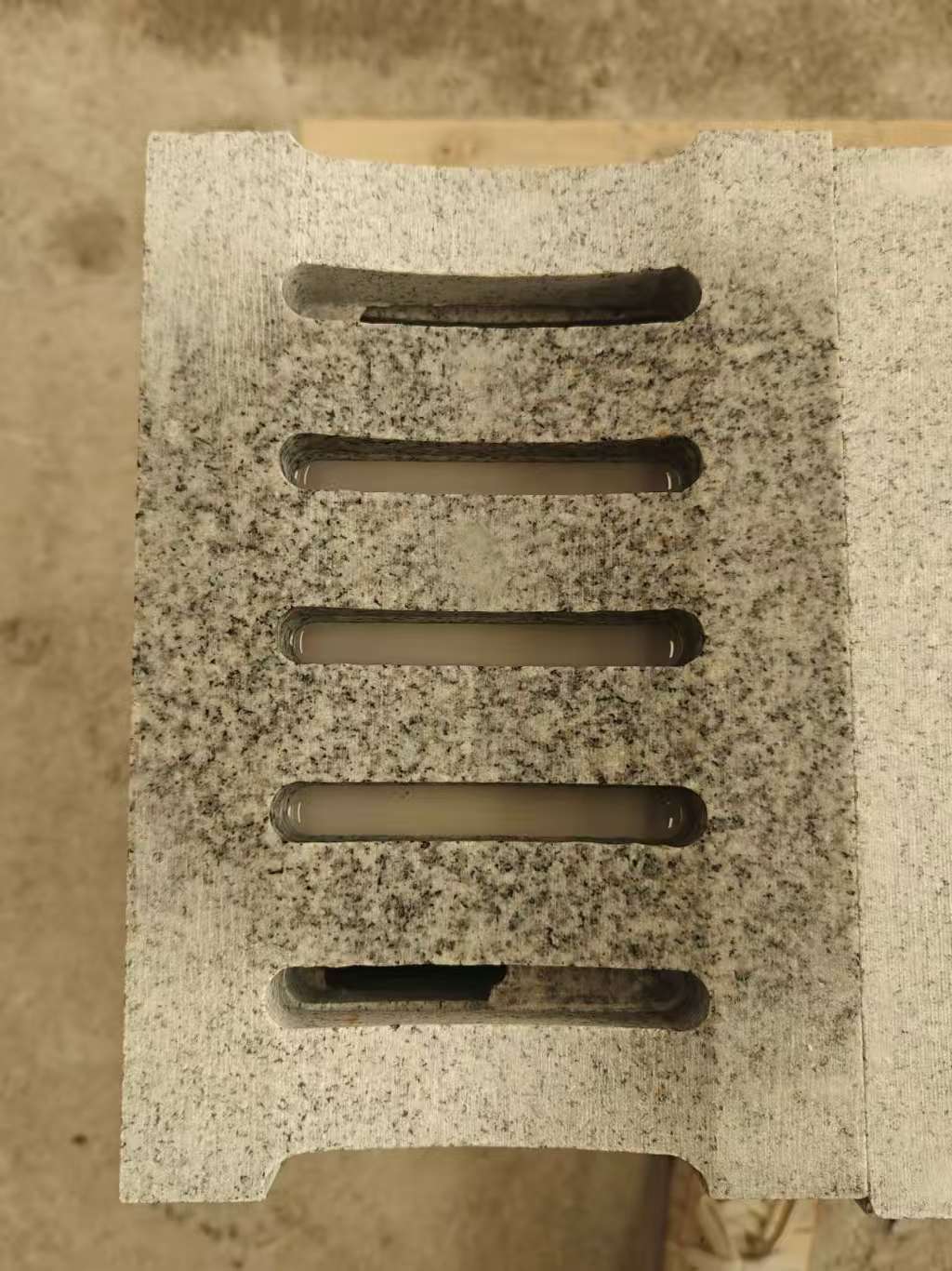 内蒙古 芝麻白拉丝面花岗岩U型开槽排水槽