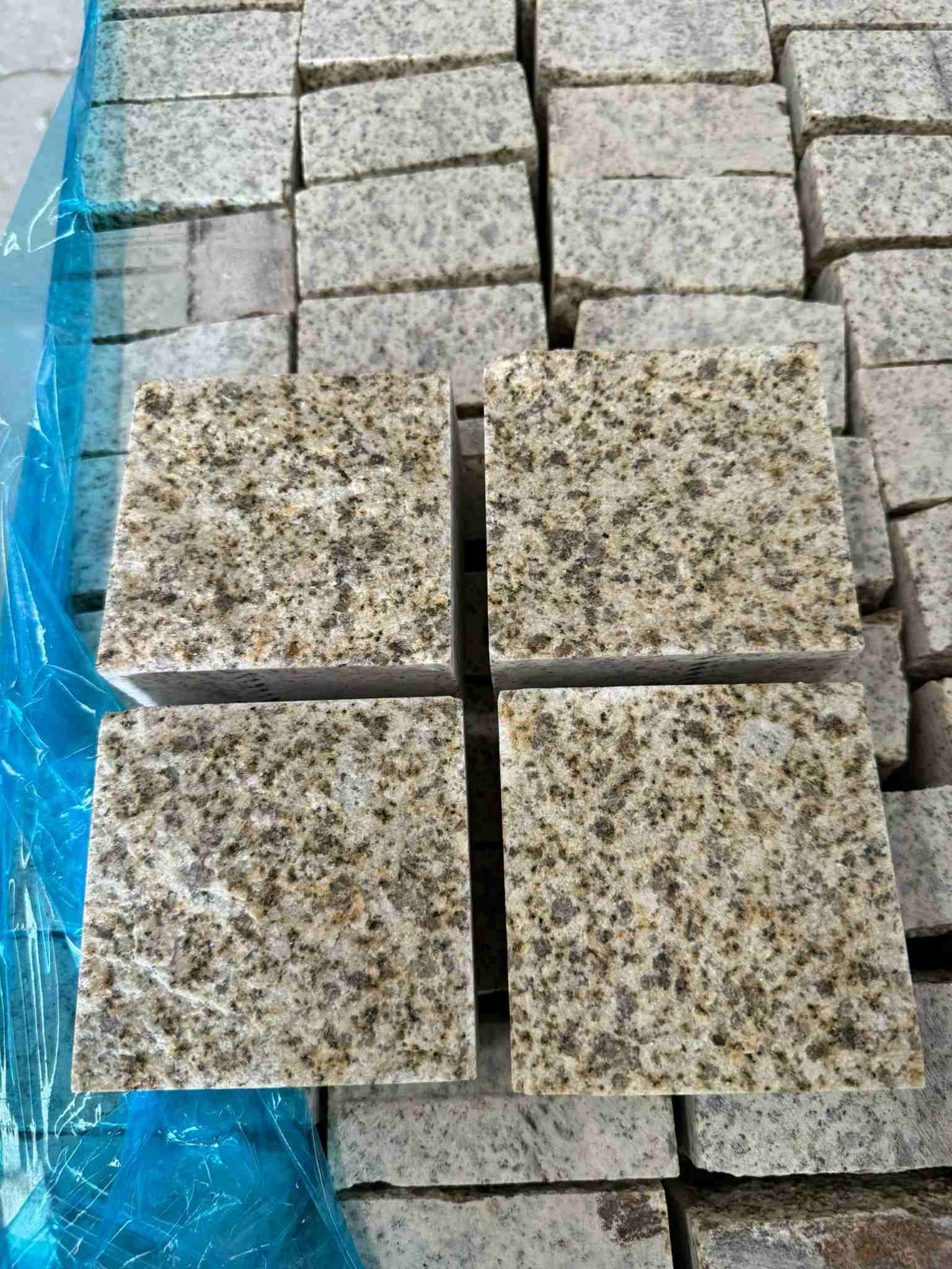 内蒙古 黄金麻花岗岩自然面小方块，弹石，马蹄石等