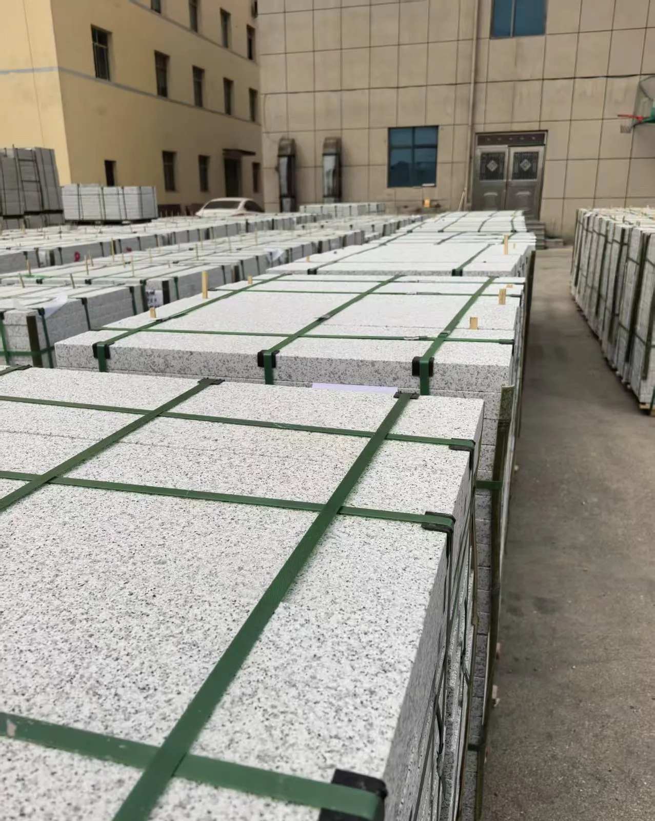 内蒙古 白麻花岗岩5.0公分荔枝面地铺石