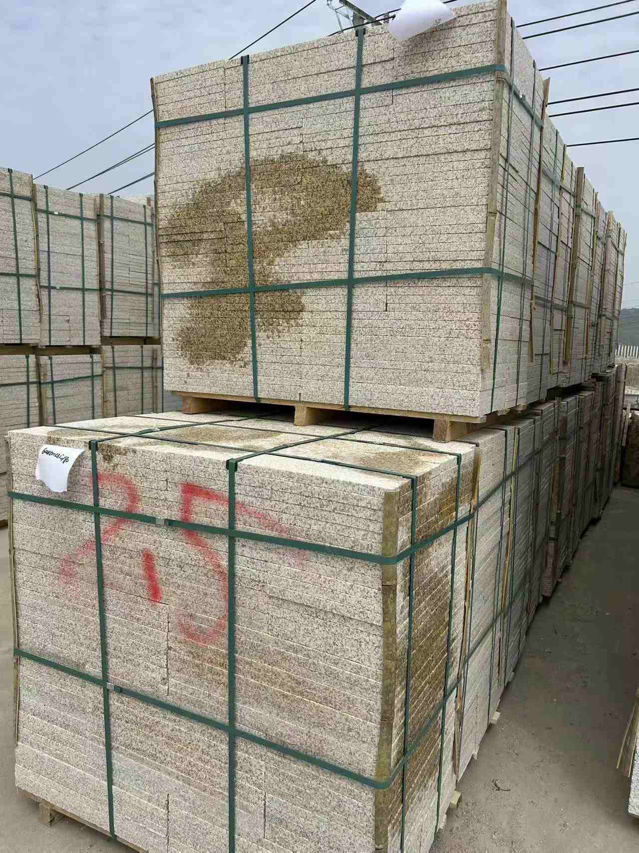 内蒙古 黄金麻花岗岩石材荔枝面地铺石2.5*300*600