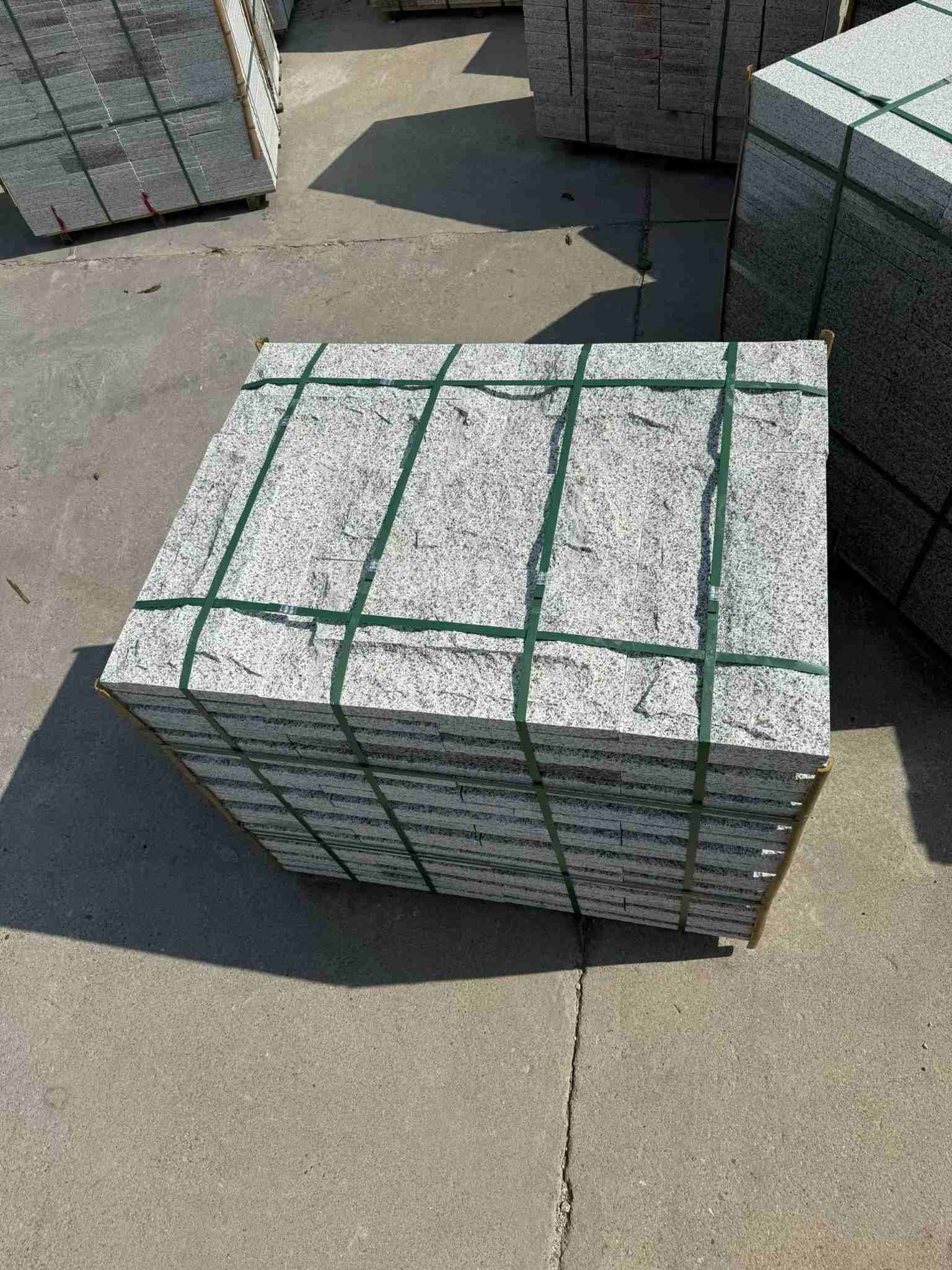 内蒙古 白麻花岗岩石材自然面蘑菇石成品