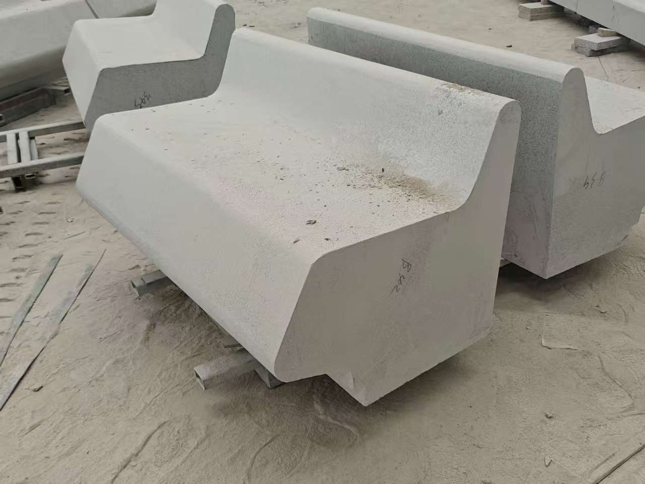 内蒙古 芝麻白花岗岩异形坐凳，石凳