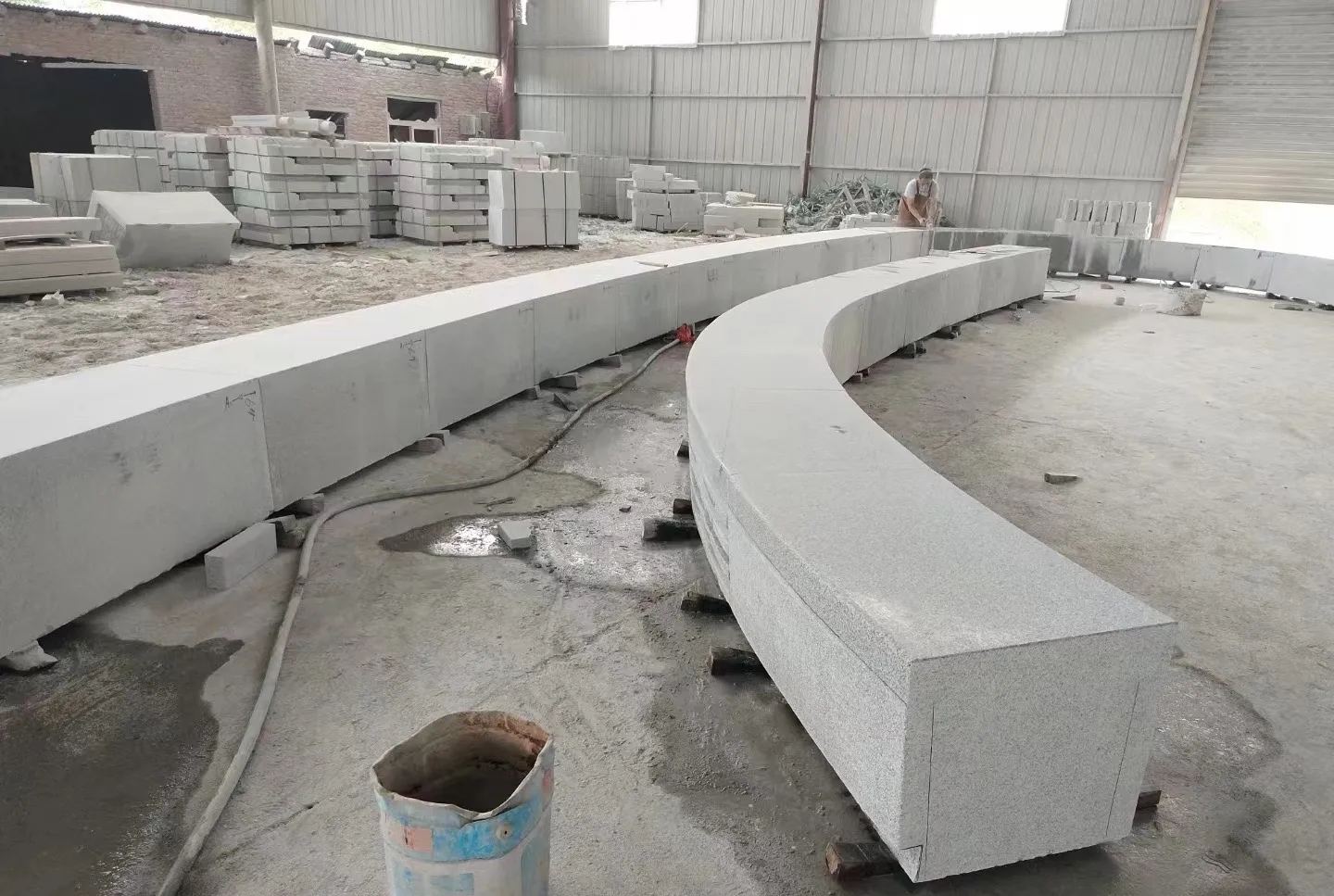 内蒙古芝麻白花岗岩石板材 园林光面弧形坐凳