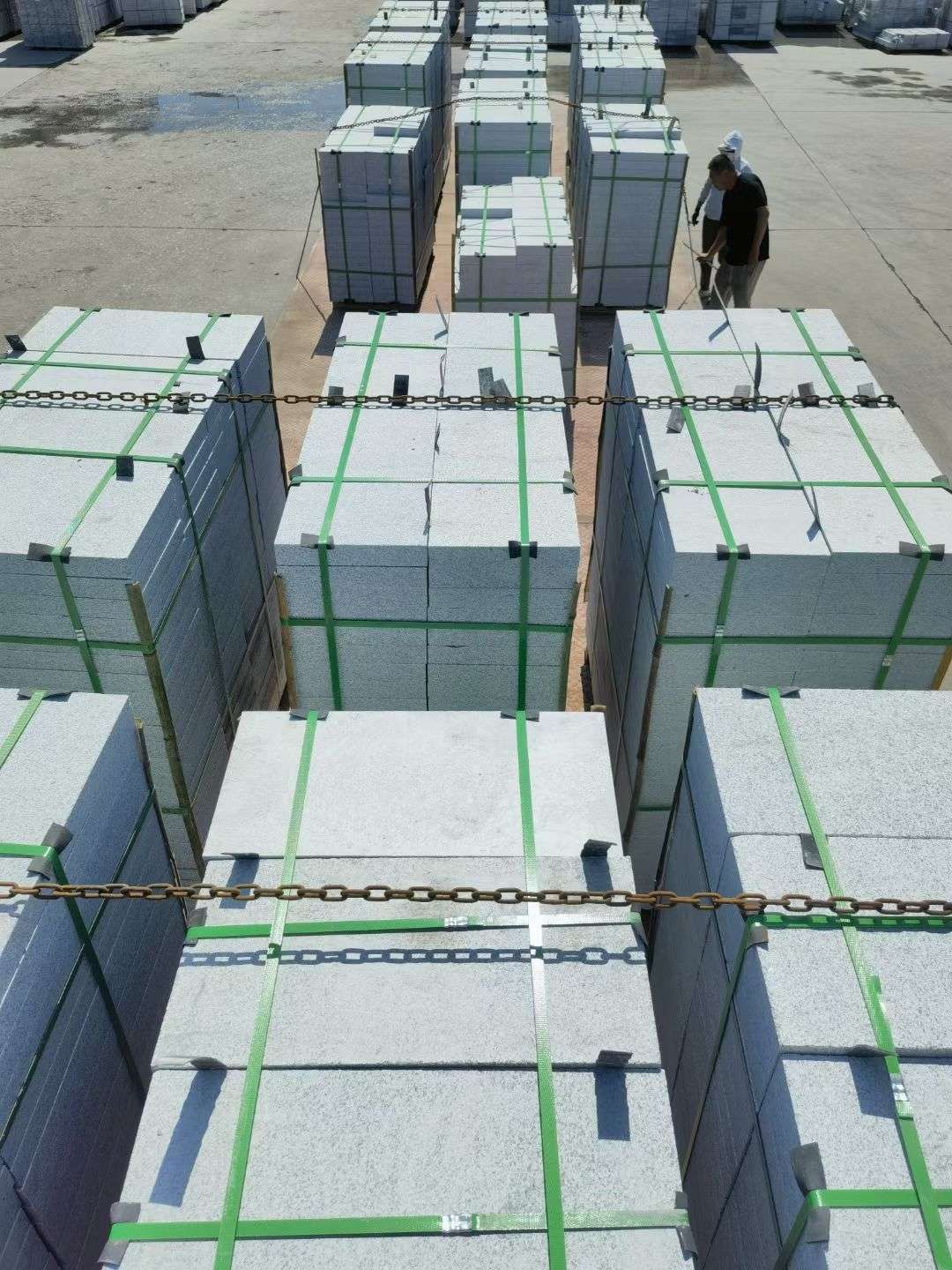 内蒙古 芝麻白花岗岩5公分地铺石 花岗岩厂家工厂装车日常